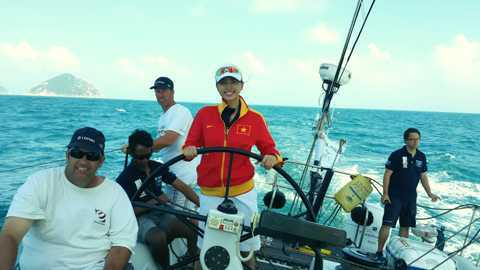 Ngô Thanh Vân vượt bão, ăn mì gói đua thuyền trên biển