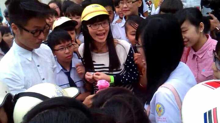 Xôn xao clip nam sinh Thanh Hóa tỏ tình bằng flash mob bị từ chối