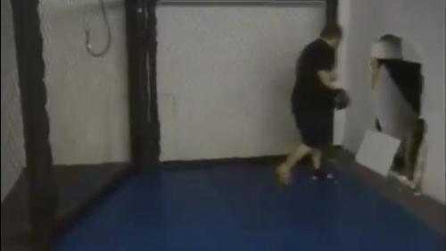 Cú đấm thần sầu khiến đối thủ bay thủng tường