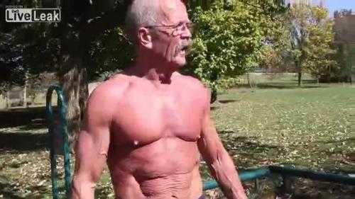 Cụ ông có cơ bắp cuồn cuộn hơn cả thanh niên