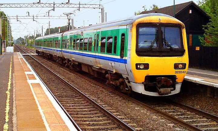 Rơi xuống đường tàu, bé sơ sinh thoát chết ngoạn mục