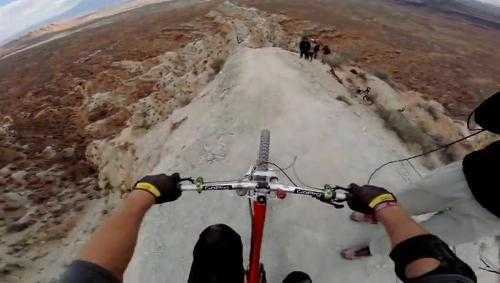 Màn lao xe mạo hiểm không tin nổi của vận động viên xe đạp