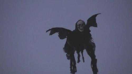 Quay được clip 'hài cốt' bay trong nghĩa địa