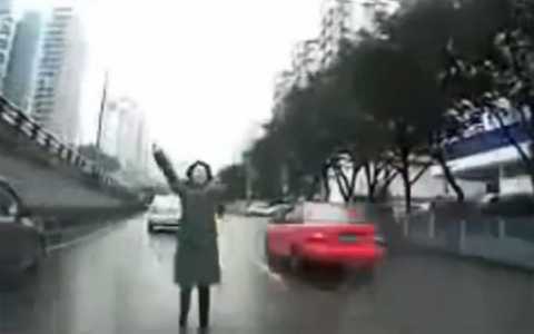 Màn ăn vạ trắng trợn của một phụ nữ bị camera ghi lại