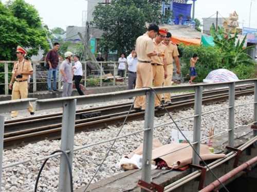 Clip: Đi bộ trên đường ray bị tàu hỏa đâm nguy kịch