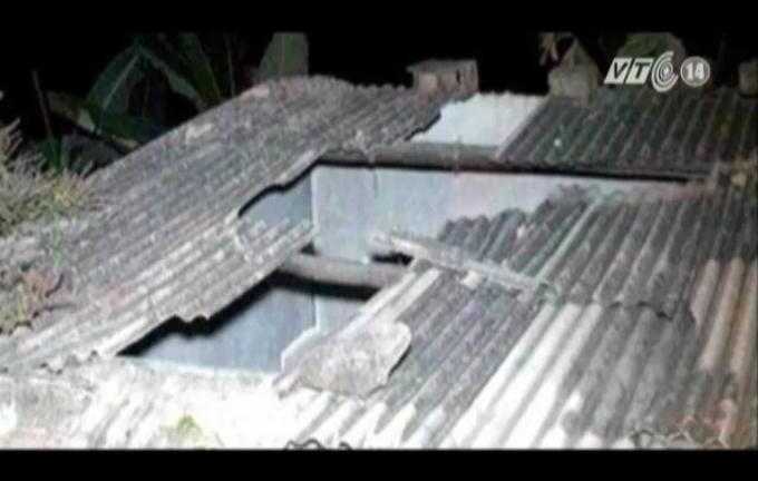 Video: Vật thể lạ rơi xuống nhà dân sau một tiếng nổ lớn