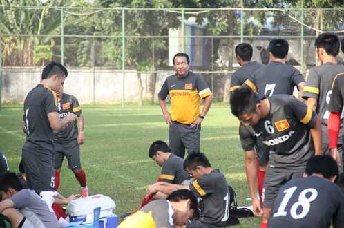 Nóng 24h: HLV Hoàng Văn Phúc vẫn thoải mái tập cùng U23 Việt Nam