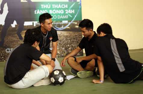 Sao gốc Việt mê mải với bóng đá đường phố