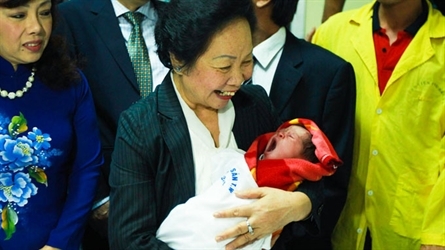 Video: Phó Chủ tịch nước chào đón công dân thứ 90 triệu