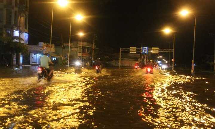 Triều cường vượt đỉnh sắp tấn công Sài Gòn