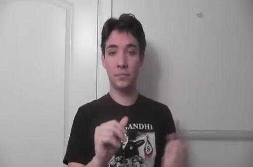 Kì lạ chàng trai có cánh tay phát ra nhạc