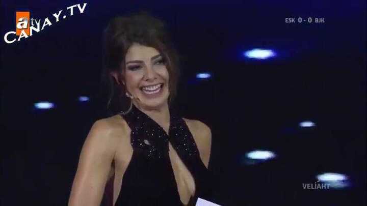 Mặc váy xẻ ngực táo bạo, MC truyền hình bị đuổi việc