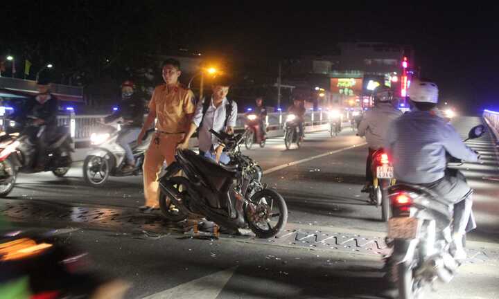 Cầu vượt thép hỗn loạn trong vụ tai nạn đầu tiên