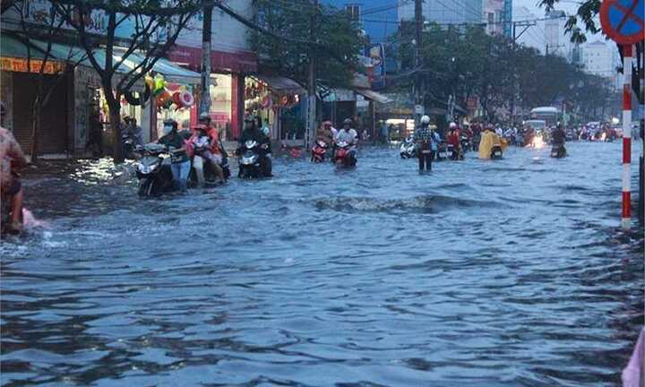 Mưa lớn cộng triều cường: Sài Gòn bị bao vây trong nước thối