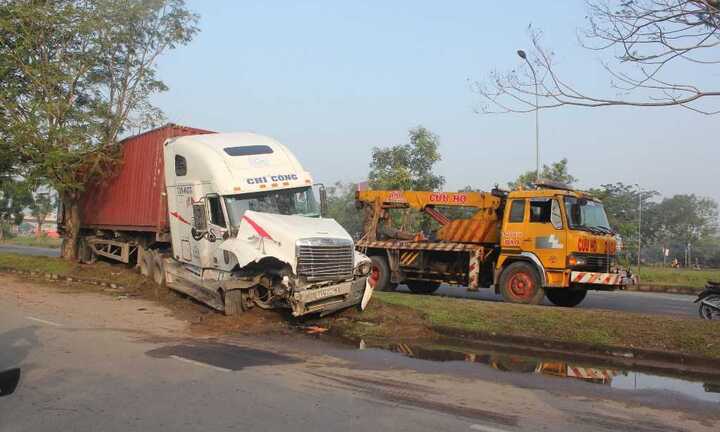 Ô tô đâm nhau, 5 người thoát chết hy hữu