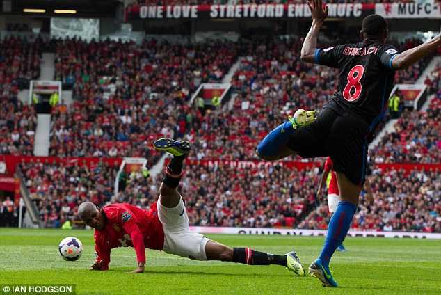 Ashley Young: Ngã vờ là nghề của chàng