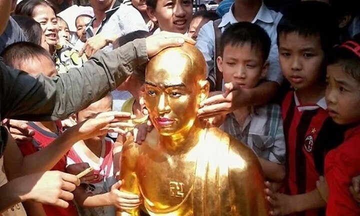 Bức xúc tượng Phật mang hình sư trụ trì ở Hà Nội