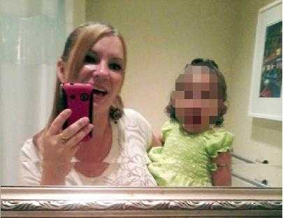 Mẹ bị giết, bé 3 tuổi đi bộ gần 2km đến nhà bà ngoại