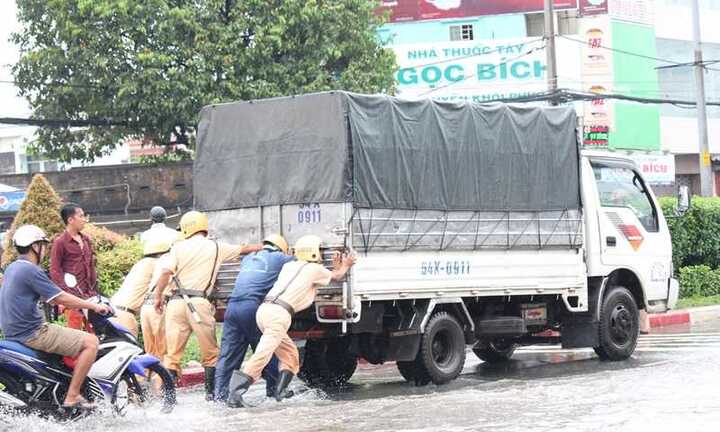 Cận cảnh người Sài Gòn vật lộn với sóng nước