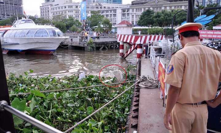 Đứng ngắm cảnh, phát hiện xác người