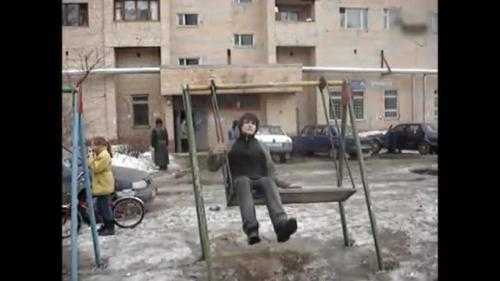 Chưa bao giờ chơi xích đu lại gây choáng đến thế