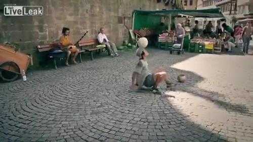 Lác mắt xem cậu nhóc tâng bóng điêu luyện