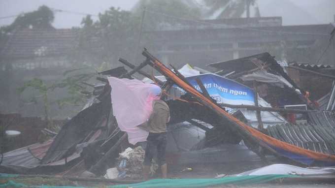 Video: Bão Hải Yến cuốn phăng gần 70 ngôi nhà ở Quảng Ninh