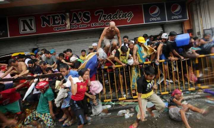 Philippines: Chen chúc lên máy bay quân sự để thoát thân