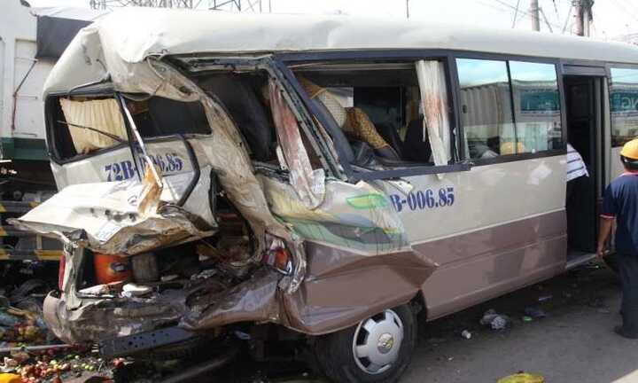 Xe ben 'đại náo' quốc lộ, nhiều người bị thương nặng