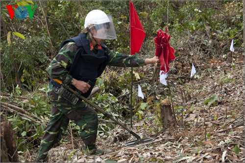 'Mục kích' lính công binh truy tìm 'thần chết'
