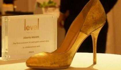 Sờ tận tay đôi giày vàng ròng đầu tiên trên thế giới