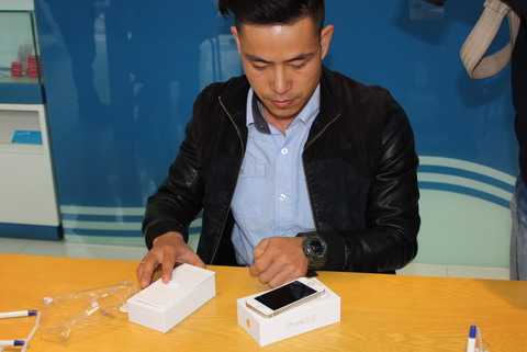 iPhone 5s chính hãng: Tranh mua bản màu vàng sâm panh