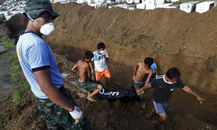 Nói 10.000 người chết, quan chức Philippines 'bay ghế'