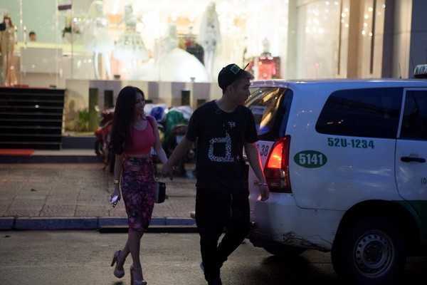 Yanbi đưa bạn gái mới đi thử váy cưới sau khi bỏ Andrea