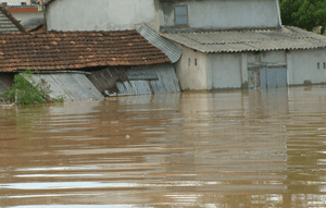 Miền Trung: Hàng loạt tỉnh thành bị chia cắt trong lũ