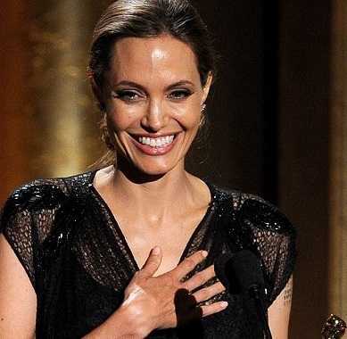 Angelina Jolie rạng rỡ nhận giải Oscar Nhân đạo
