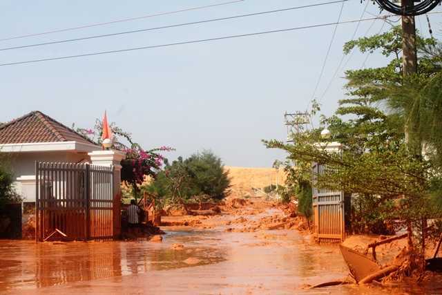 Video: Kinh hoàng lũ bùn đỏ titan cuốn phăng 3 xe máy