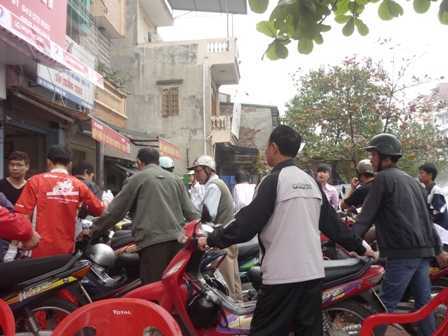 Hà Nội: Chen chúc thay dầu miễn phí cho xe