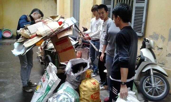 Sinh viên gom ve chai, góp tiền xây nhà từ thiện