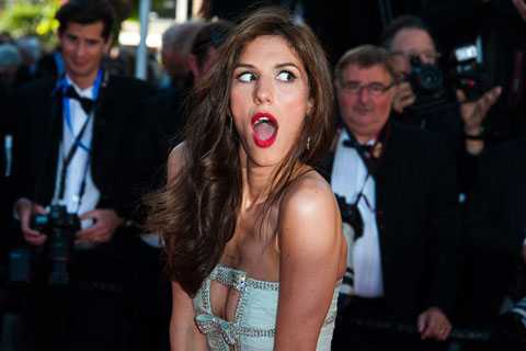 Xôn xao MC thời tiết xinh đẹp phải khỏa thân do thua cược World Cup