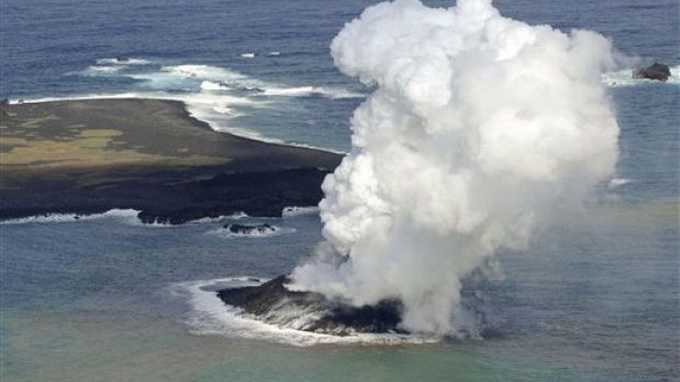 Video: Hòn đảo mới mọc lên sau núi lửa ở Nhật Bản