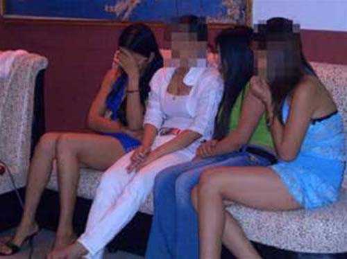 'Hoa phố núi', những ngón nghề mại dâm quái đản