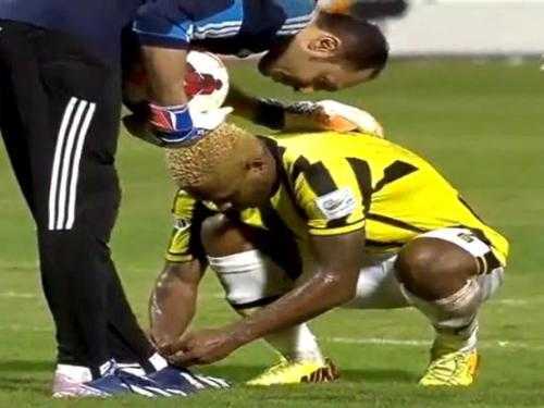 Pha chơi đẹp hiếm thấy trong bóng đá