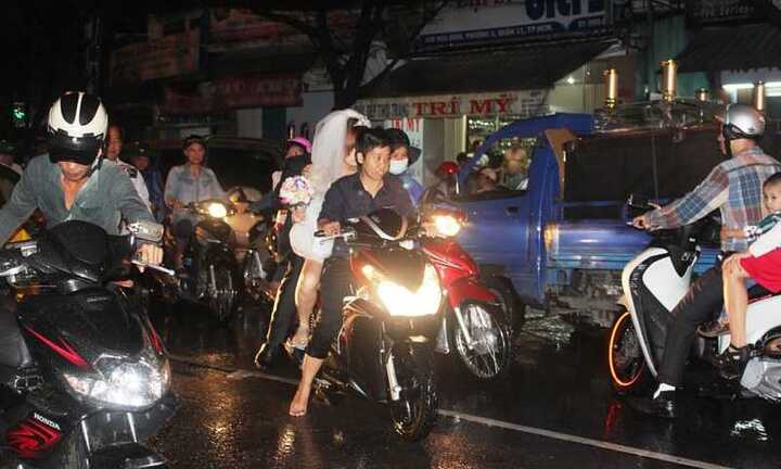Sài Gòn ngập lụt, cô dâu chú rể thuê xe ôm đến lễ cưới