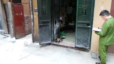 Hà Nội: Hai ngôi nhà bị đổ xăng, phóng hỏa lúc nửa đêm