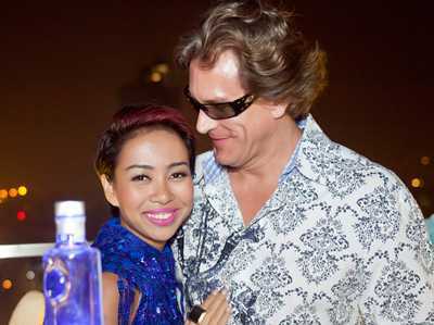 Thảo Trang gợi cảm mừng sinh nhật bên bạn trai Tây