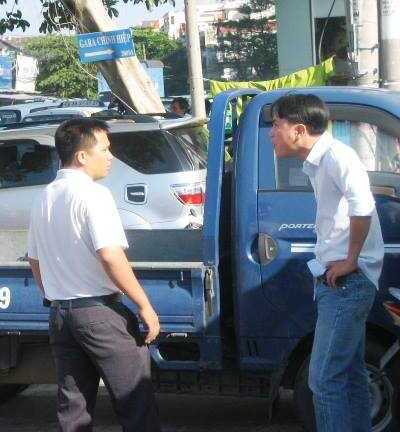 Tài xế khẩu chiến, giao thông hỗn loạn