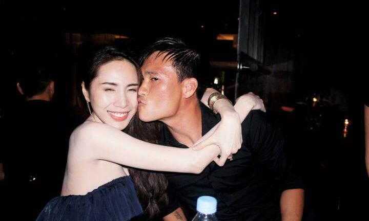 Công Vinh theo Thủy Tiên về Việt Nam