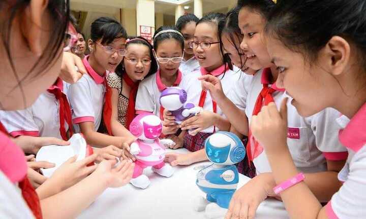 Trải nghiệm Robot nhảy TOSY trong 'Tự hào Việt Nam'