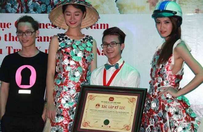 Làm váy bao cao su, chàng trai lập kỷ lục Guiness VN